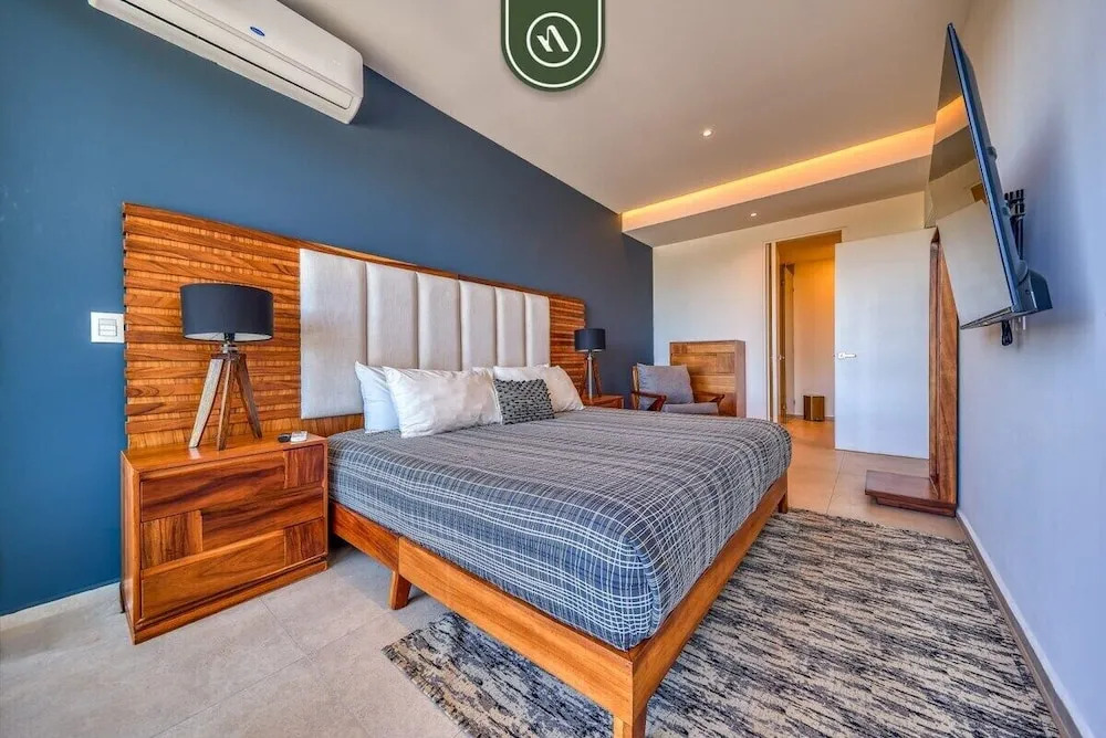 Oceanfront 2BR Condo -private Balcony - Beach