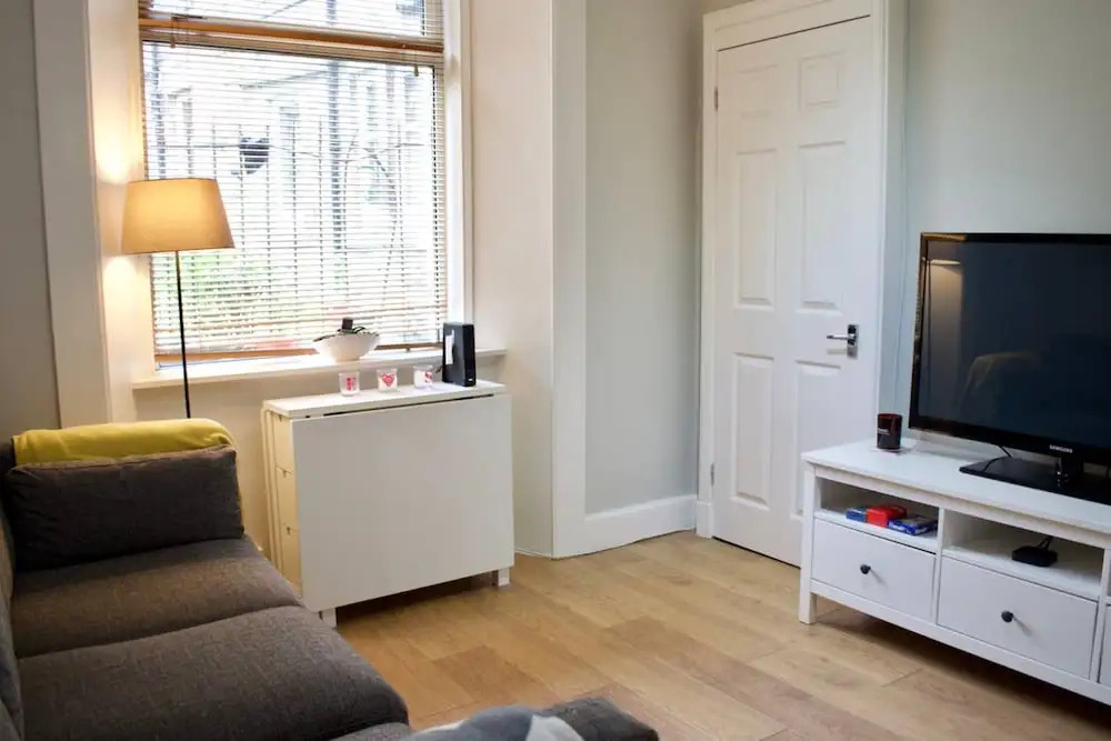 Homely 1 Bedroom Edinburgh Apartment Near Canal
