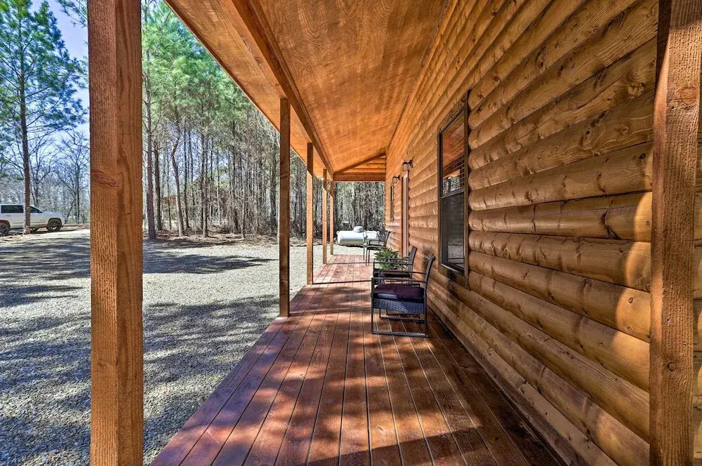 'the Breeze' - Broken Bow Cabin w/ Hot Tub & Deck!