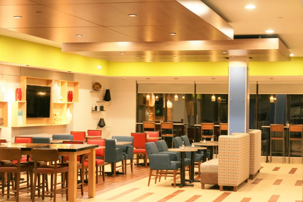Holiday Inn Express & Suites Clarion by IHG