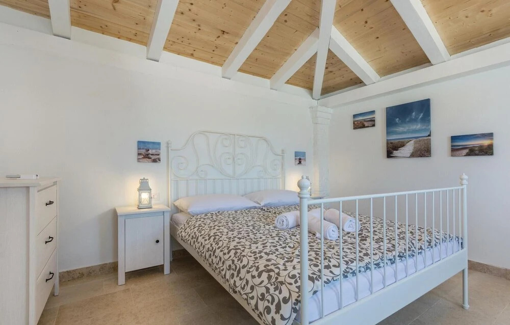 Amazing Home in Tar With Wifi and 4 Bedrooms
