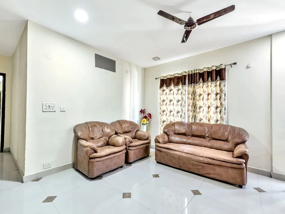 OYO 12120 Hotel Srico