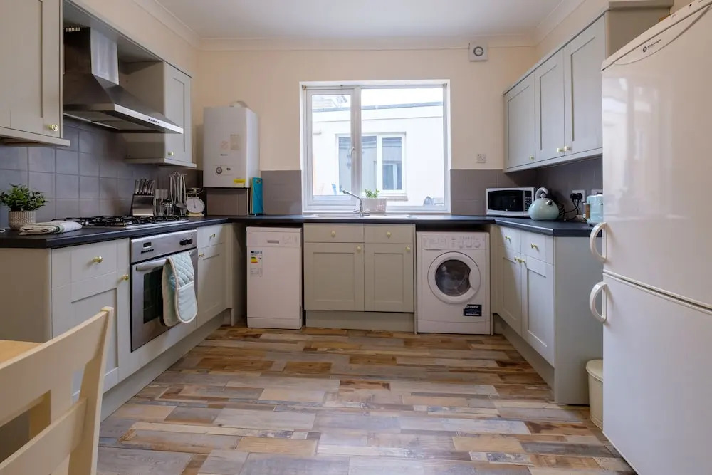 Smart, Modern 2 bed 2 Baths apt on Ryde High St