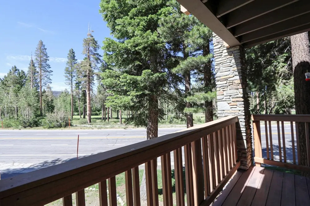 Summit 211 Spacious and Clean, Private Balcony, On Free Shuttle Route by RedAwning