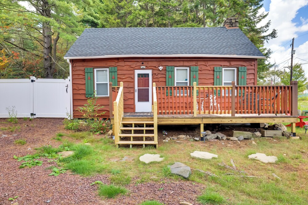 Easy Interstate Access: Original Poconos Log Cabin