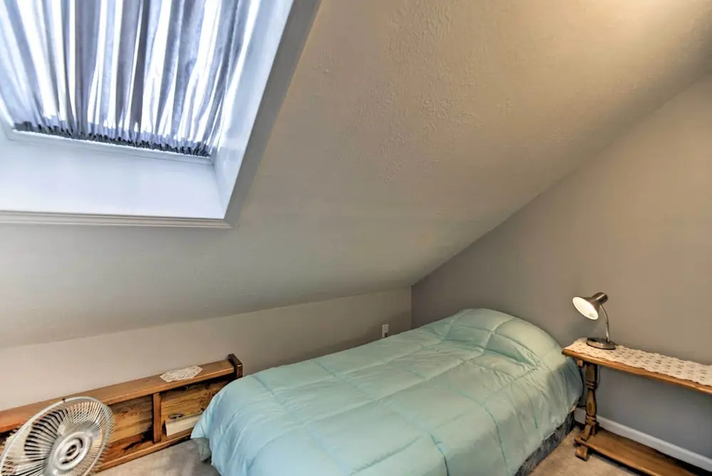 Charming Historic Condo - Walk to Downtown & UW