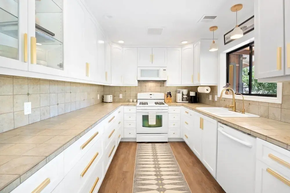 Moonbeam Mountain - Stylish Home W/private Boulders + Hot Tub! 4 Bedroom Home by RedAwning