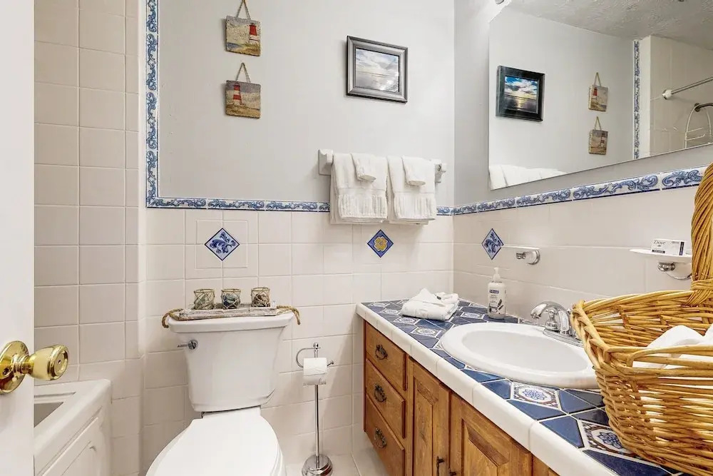 Cozy Cottage Near the Beach With Internet, AC, Washer/dryer