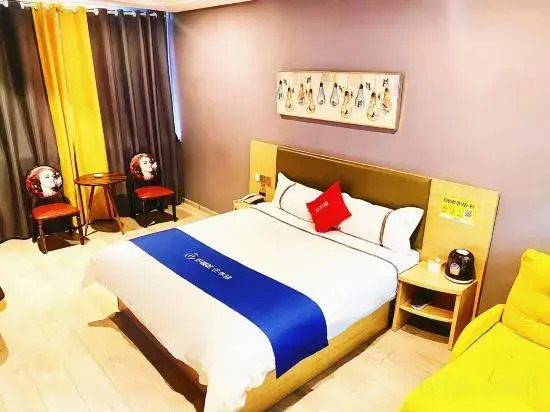 Huayi Hotel (Linyi Baoli Fortune Plaza)