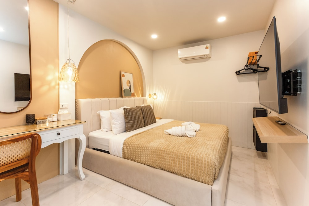 Newly Renovated Pool Villa with BBQ V296
