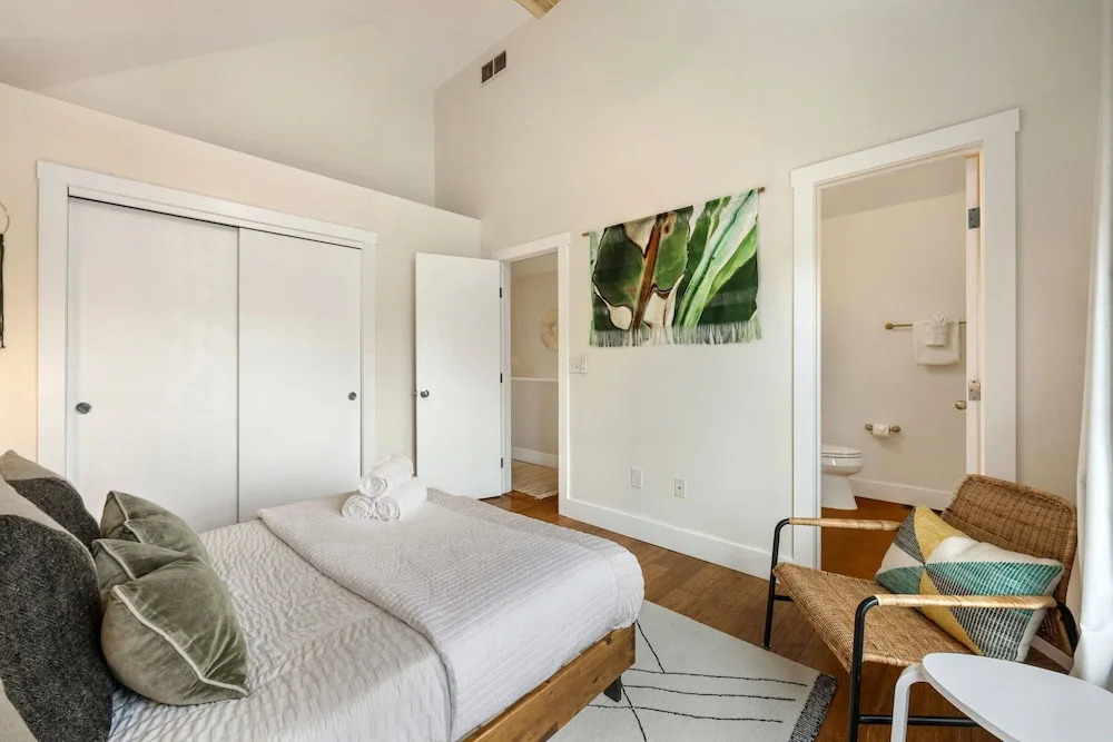 Mid-century Mod Retreat Near Old Town – Free Bikes