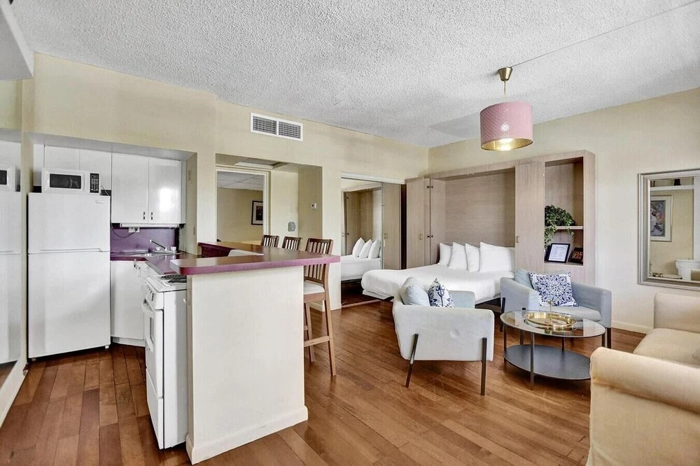Lovely 2br/1bath, Hallandale Beach, Outdoor Pool & Free Parking!