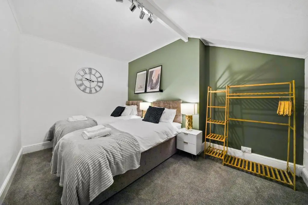 5 Bedroom House with Free Parking, Garden, Super Fast Wifi, Smart TVs with Virgin TV and Netflix by Yoko Property