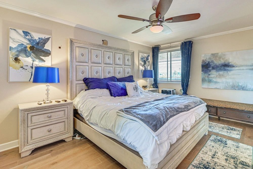 Walk to Beach: Condo w/ Pool Access in Oceanside