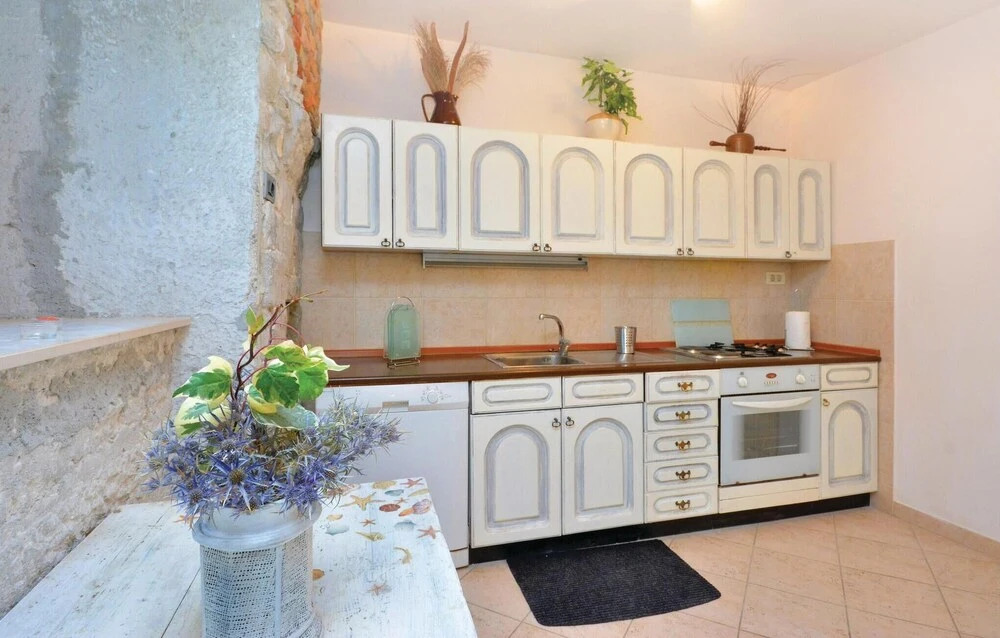Nice Home in Podstrana with Hot Tub, WiFi & 4 Bedrooms