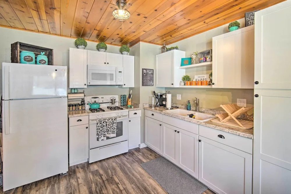 Mountain Chalet in Big Bear City, 5 Mi to Lake!