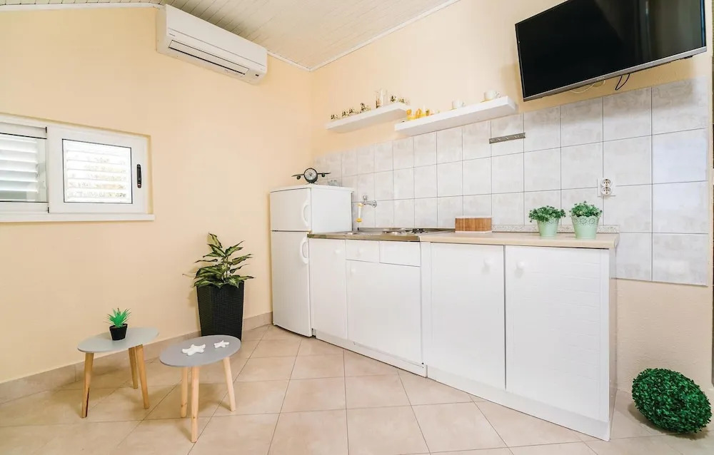 Amazing Home in Stratincica With Wifi and 5 Bedrooms