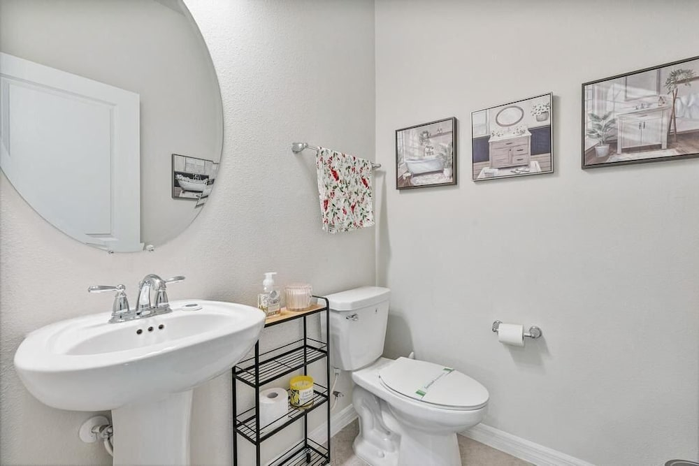 Luxury 5BR w/ Private Pool Windsor