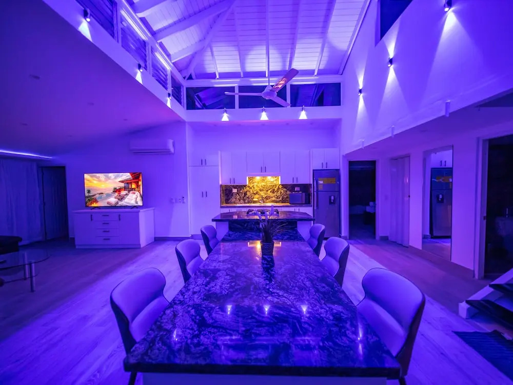 3BR Luxury Penthouse, 300m From Beach!