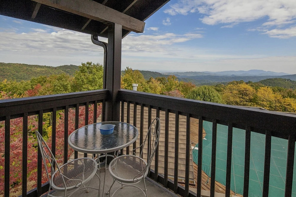 Raven Crest Condo 413 by Heritage Cabin Rentals