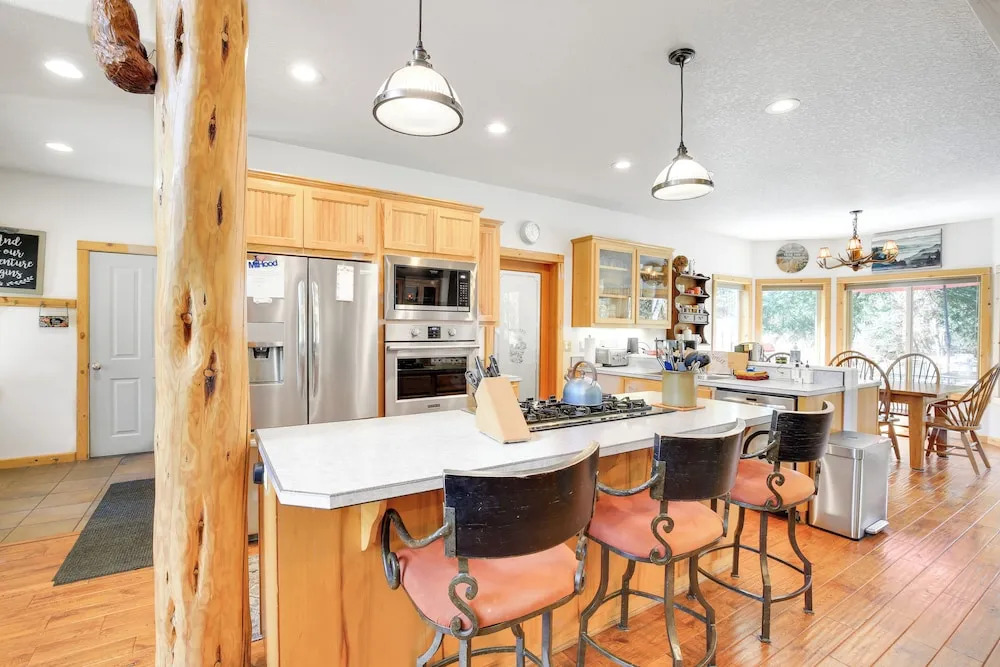 Peaceful Rhododendron Cabin w/ Fire Pit & Hot Tub!