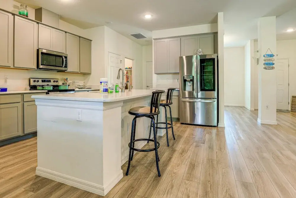 Spacious Home Near Dtwn Psl: Travel Nurses Welcome