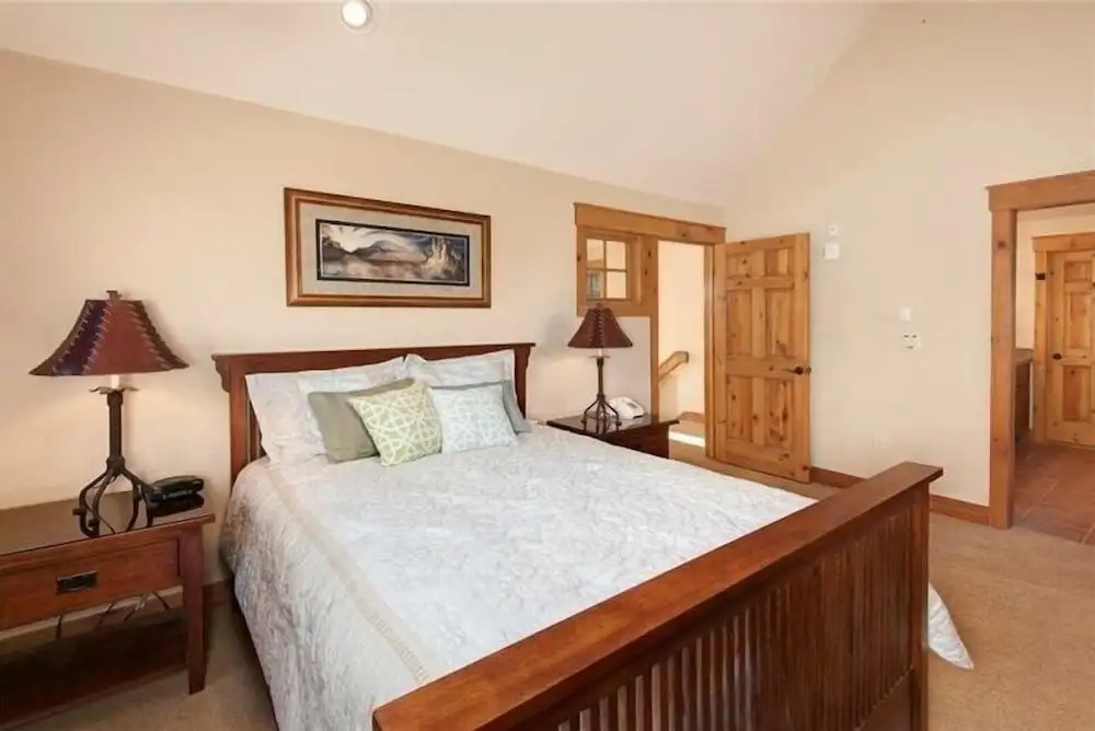 Private 3 Bedroom Townhome Located in East Keystone With Access to a Firepit, Hot Tub, and Billiards