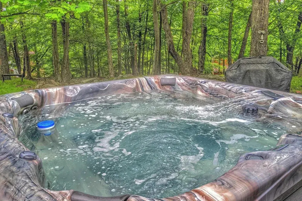 Harmony Cottage by Avantstay Lake Access, Hot Tub, Fire Pit, & Game Room