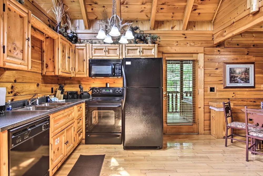 Romantic Mountain Getaway: Cabin w/ Hot Tub!