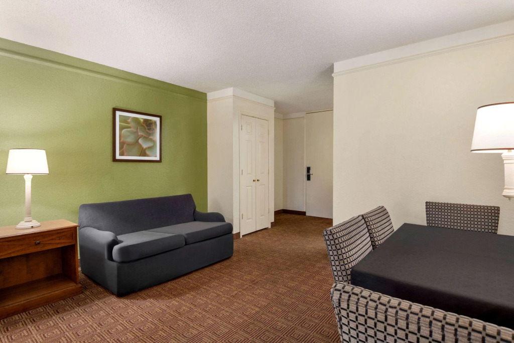 Baymont by Wyndham Intl Speedway I-95 Daytona Beach