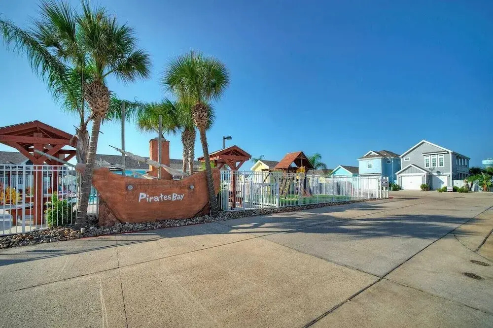 Shared Resort-style Pool, Playground, Patio w/ Bar Tidal Times by Avantstay