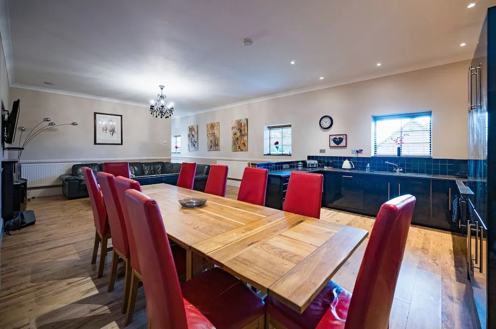 Suffolk Retreats for up to 24 Guests With hot tub