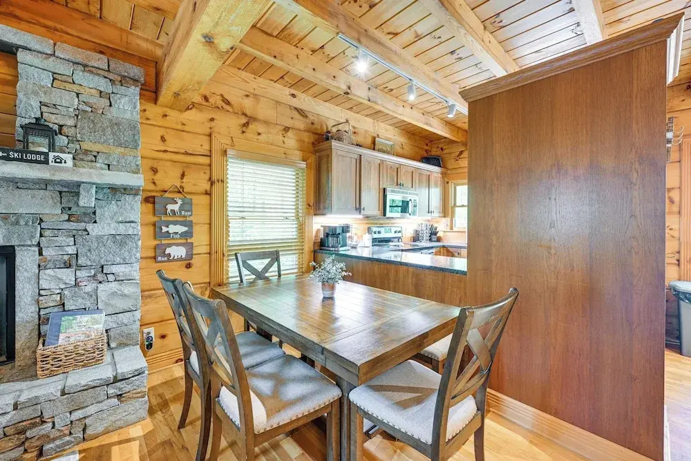 Cozy Retreat w/ Deck & Sapphire Resort Access!