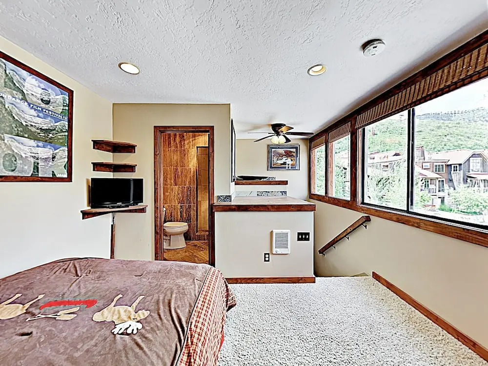 New Listing! Alpine Gem W/ Hot Tub, Near Lift 3 Bedroom Condo