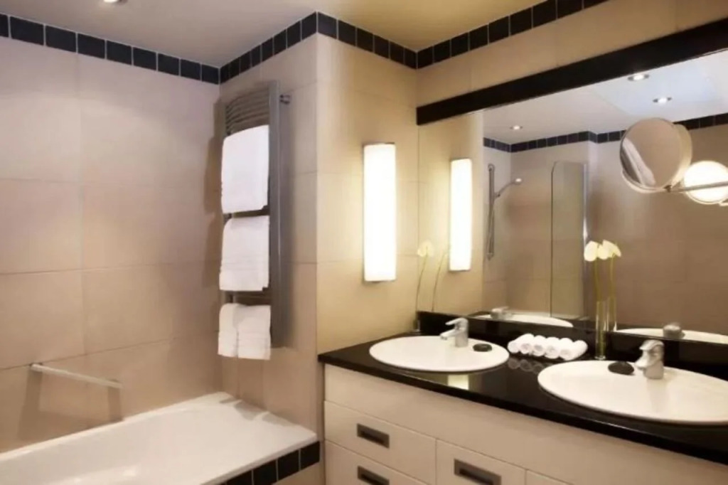 Отель Bergs Suites