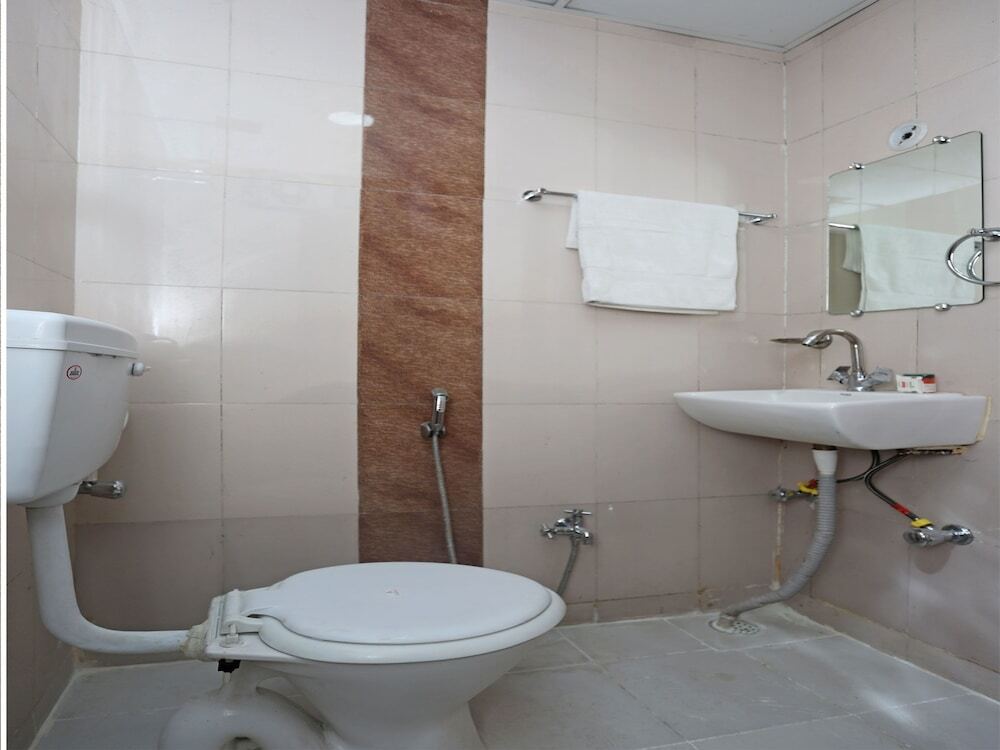 OYO Flagship 12177 Hotel Crystal Inn