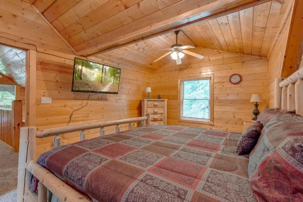 A Mountain Paradise, 2 Bedrooms, Sleeps 6, Pool Access, Hot Tub, Pool Table