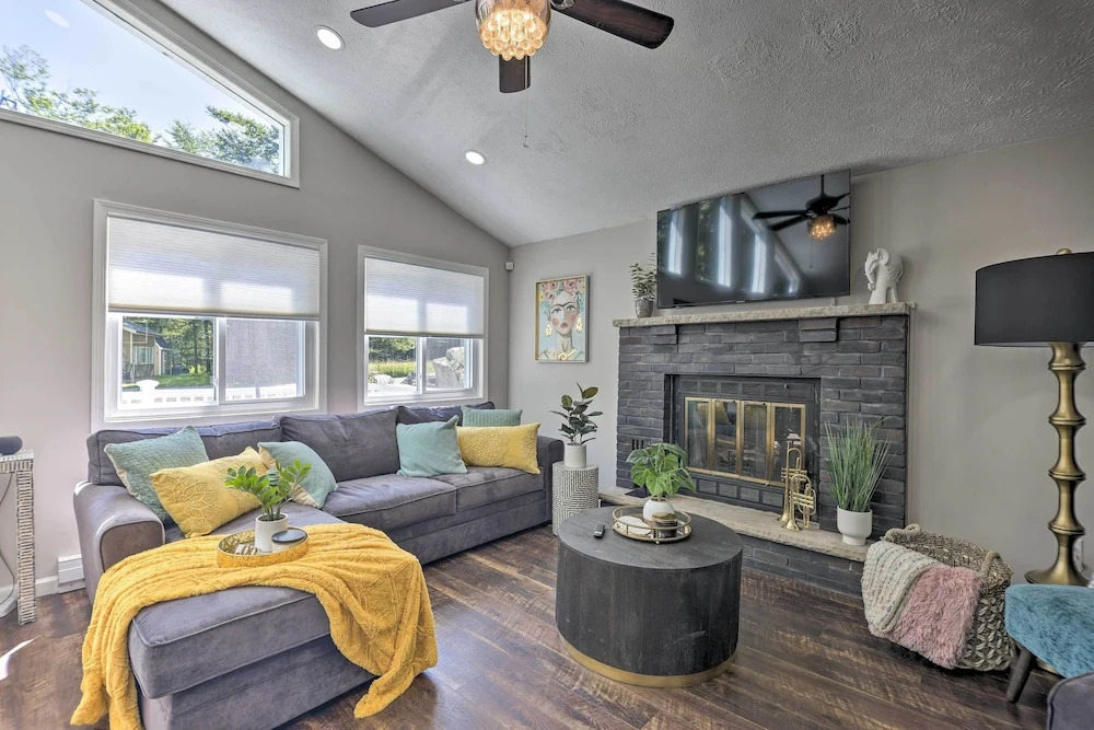 Fire Pit + Furnished Deck: Serene Tobyhanna Escape