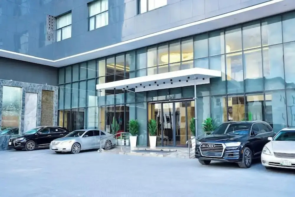 3pple M Continental Hotel & Suites