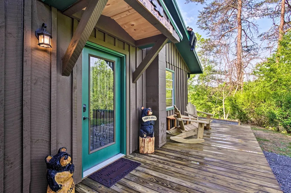 Secluded Cabin w/ Hot Tub, 3 Mi to Pigeon Forge!