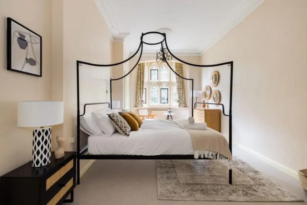 The Woking Wonder - Captivating 3BDR Flat with Parking