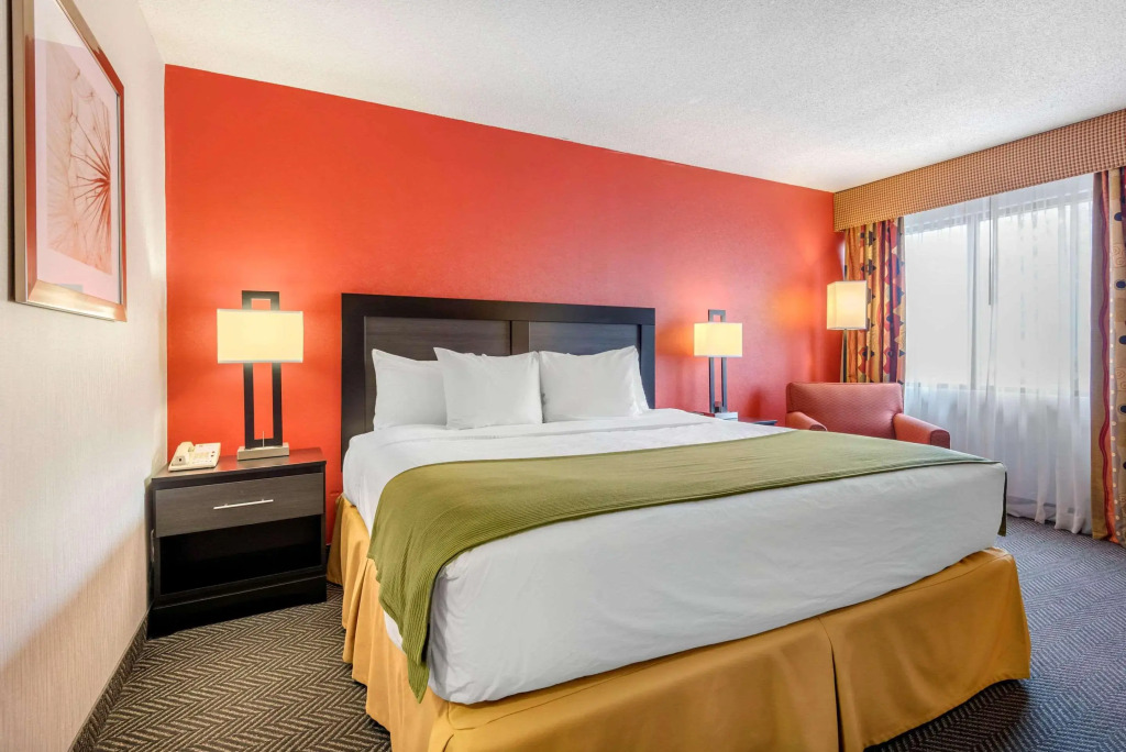 Quality Inn & Suites 5585 Ambler Drive Mississauga Ontario