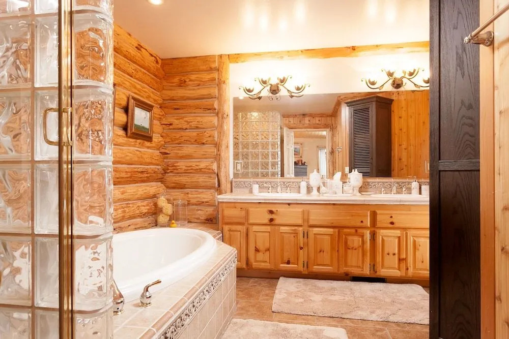 No. 27 Lakefront Lodge - 5 Br Home