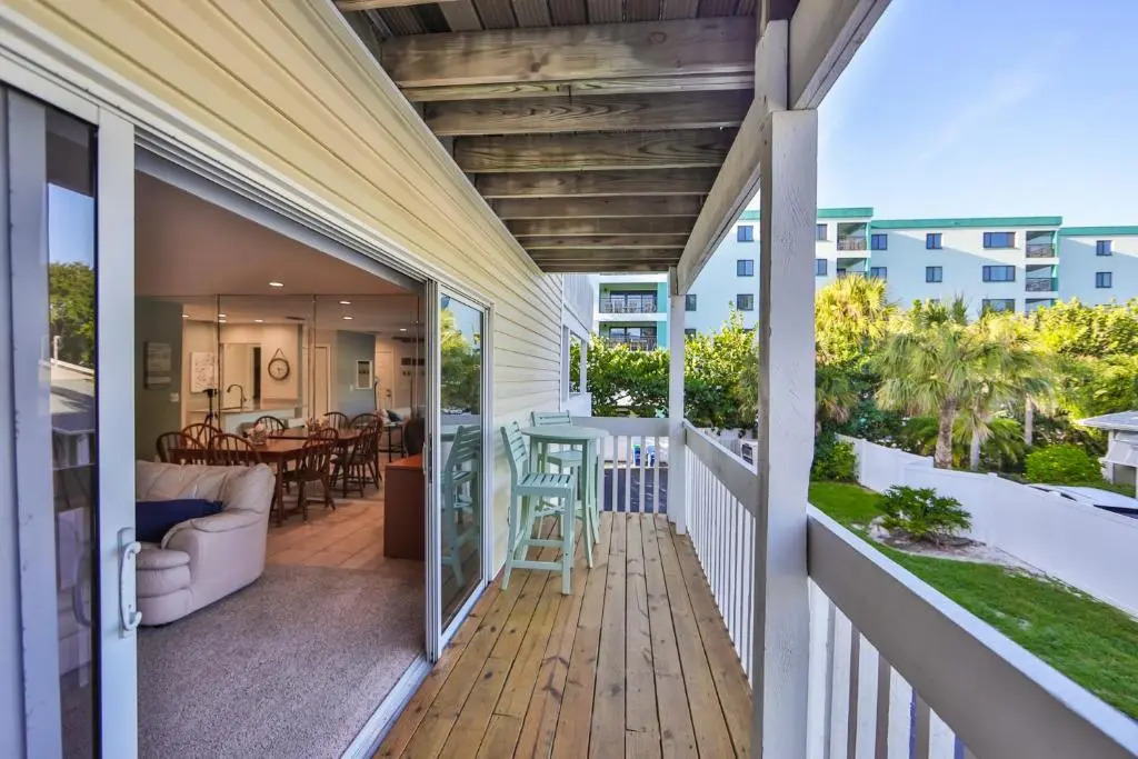 100 steps to Indian Rocks Beach, ocean side, 2 bedroom updated condo