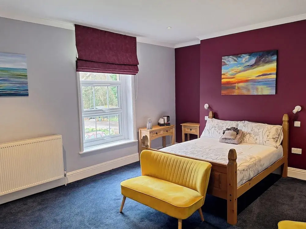 Comfortable and Spacious Double En-suite Room