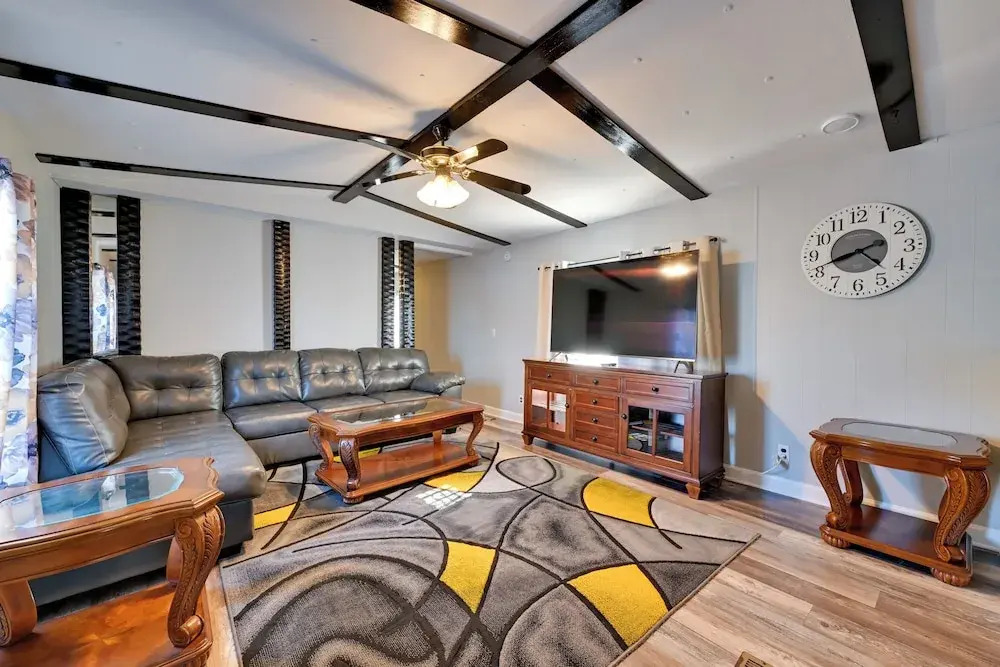 Heart of Greensboro: Pet-friendly Gem 3 Mi to Dtwn