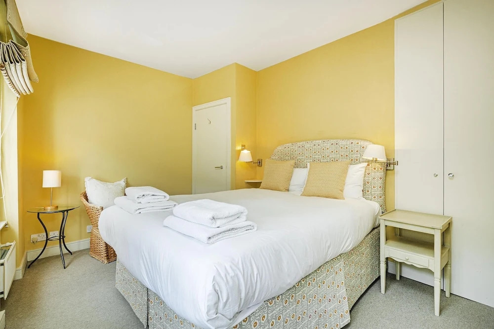 Cadogan Street Apartment