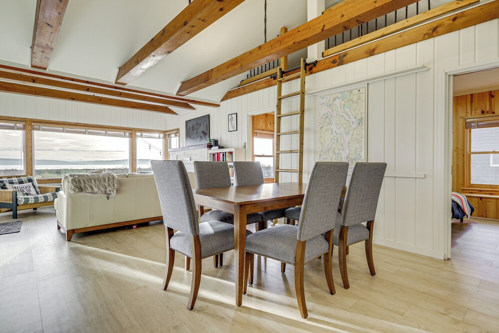 Private Beach & Views! Family Retreat in Freeland