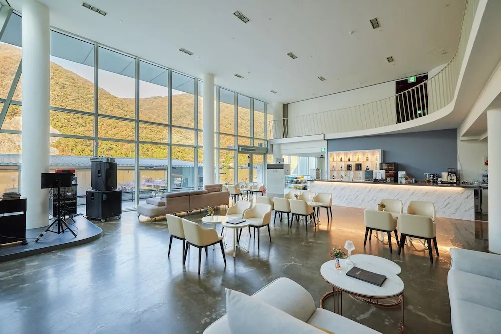 Crest72 Hotel