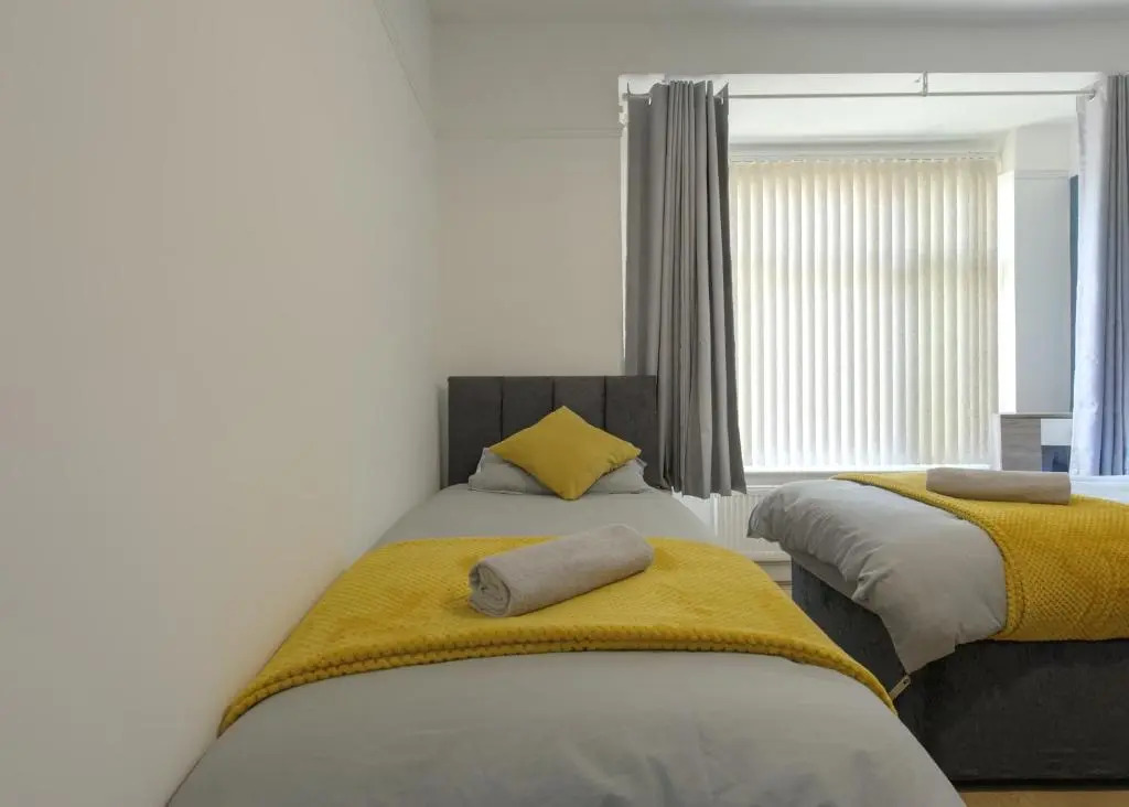 Birmingham Contractor House sleeps 8 Private Garden near M6 Motorway Business Wi-FI and Netflix